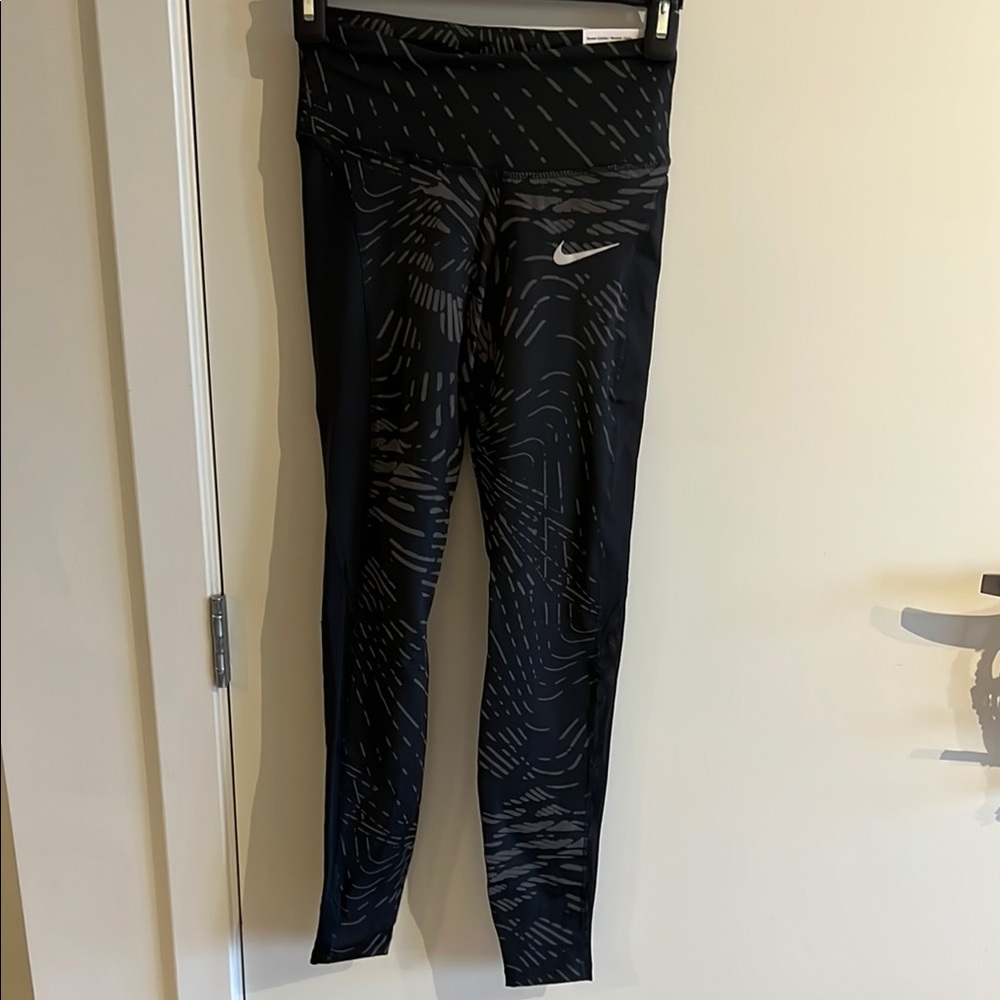 NEW W/ tags. WMS Nike Black Patterned Leggings. Size XS
